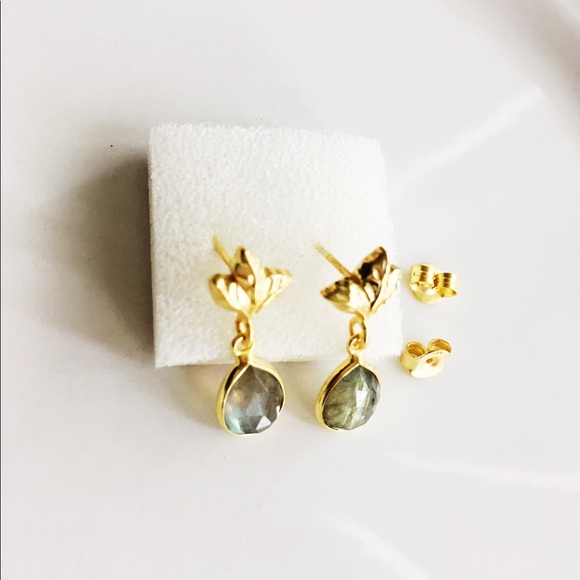 18k gold leaf faceted labradorite post earrings - Picture 2 of 2